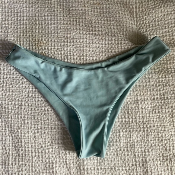 Cool toned tropical bikini bundle! 3 tops, 2 bottoms size medium. - Picture 8 of 11